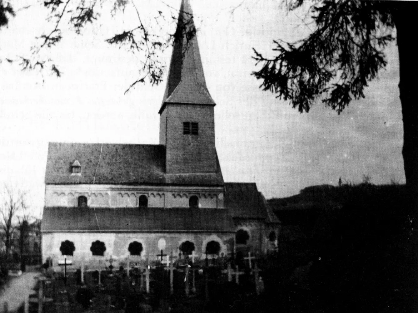 Pfarrkirche St. Peter in Lengsdorf mit historischem Friedhof (um 1905)